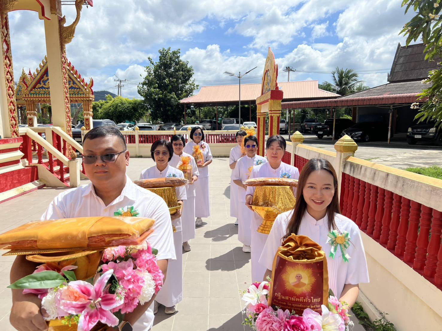 ภาพร่วมขบวนกฐินวัดหาดสองแคว