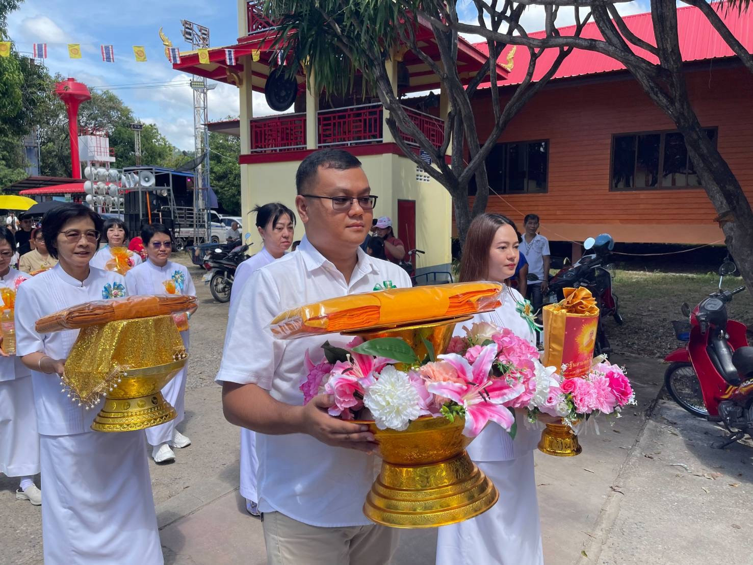 ภาพร่วมพิธีกรรมวัดหาดสองแคว