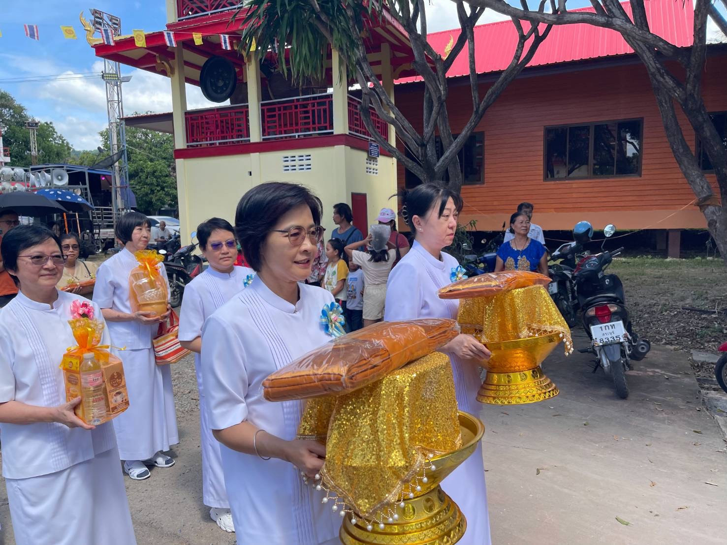 ภาพร่วมพิธีกรรมวัดหาดสองแคว