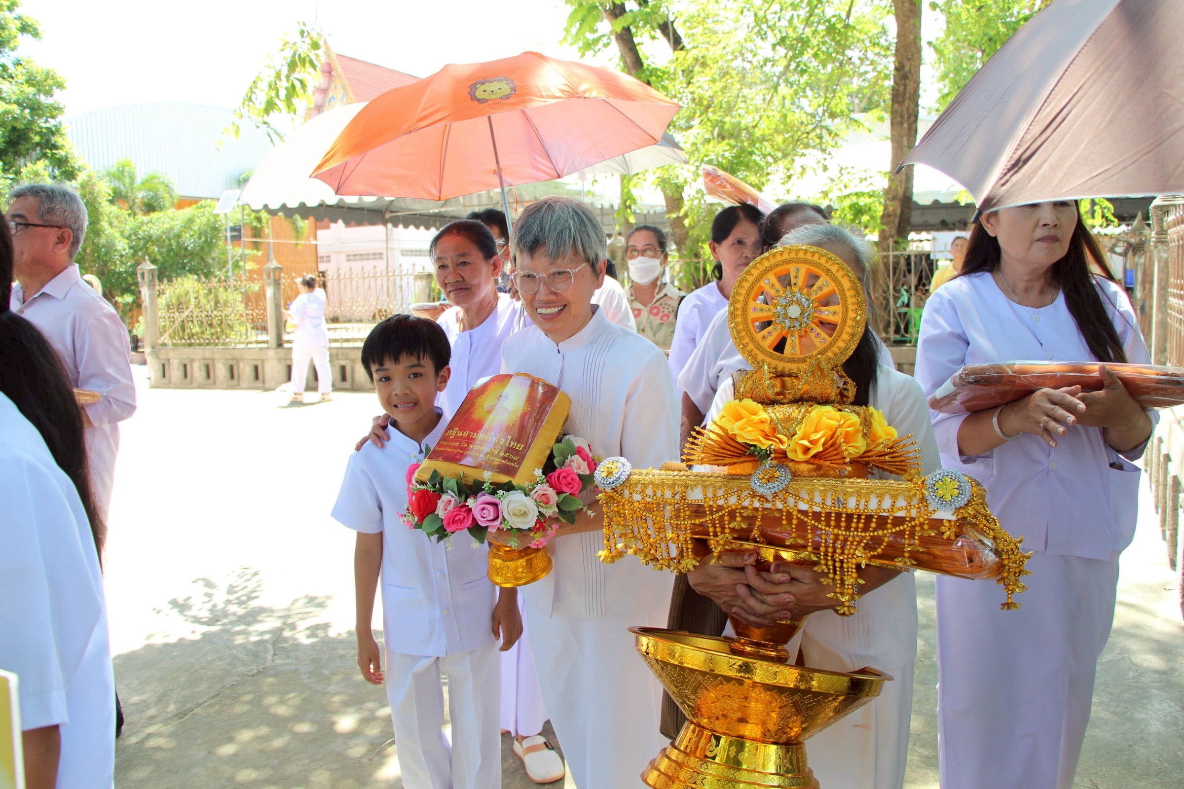 ภาพร่วมขบวนกฐินวัดโคกกลาง