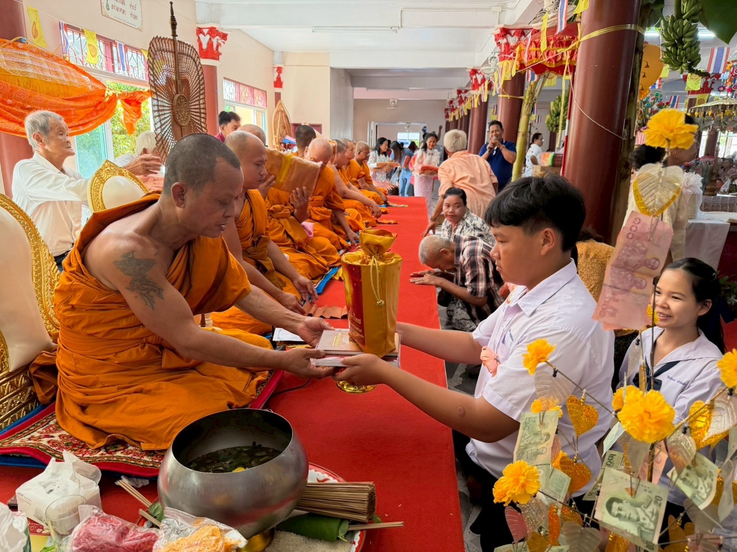 ภาพการถวายปัจจัยวัดกะเหรี่ยงคอม้า