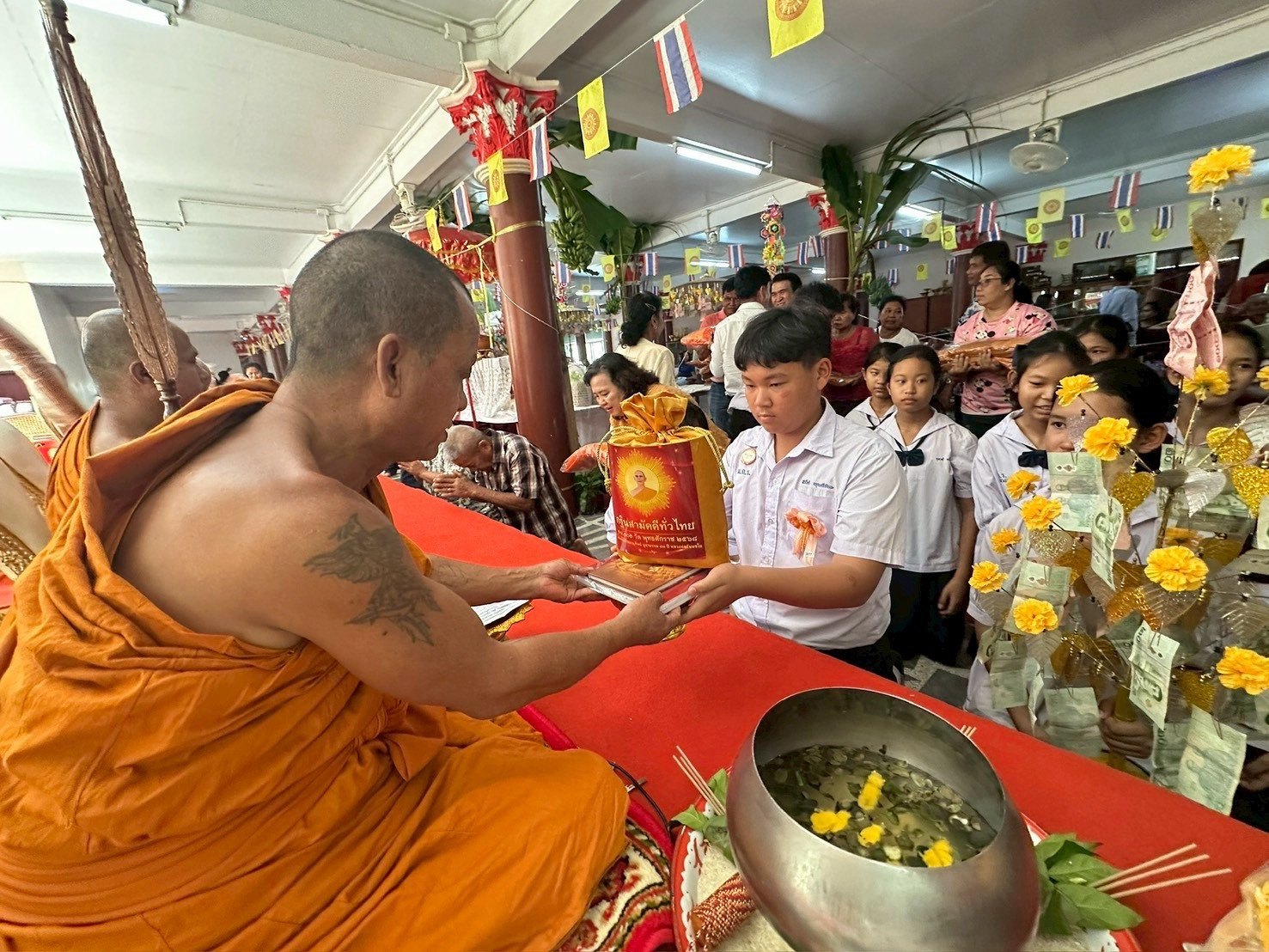 ภาพหมู่ถือพานถวายปัจจัยวัดกะเหรี่ยงคอม้า