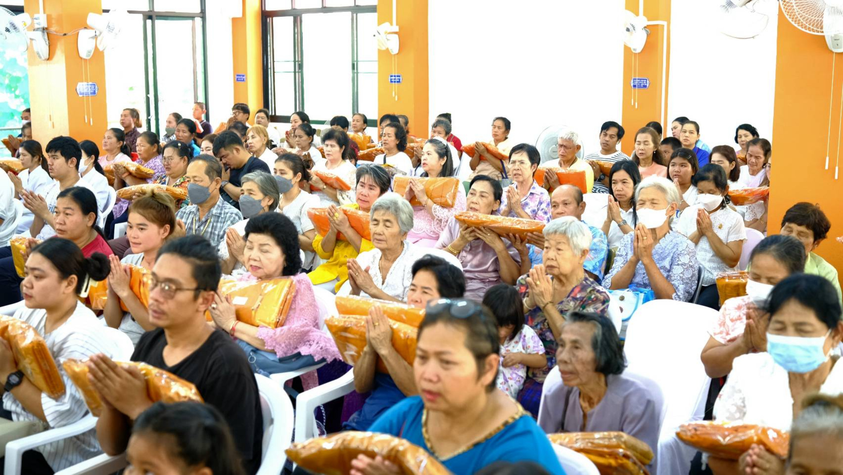 ภาพร่วมพิธีกรรมวัดสนมไทย