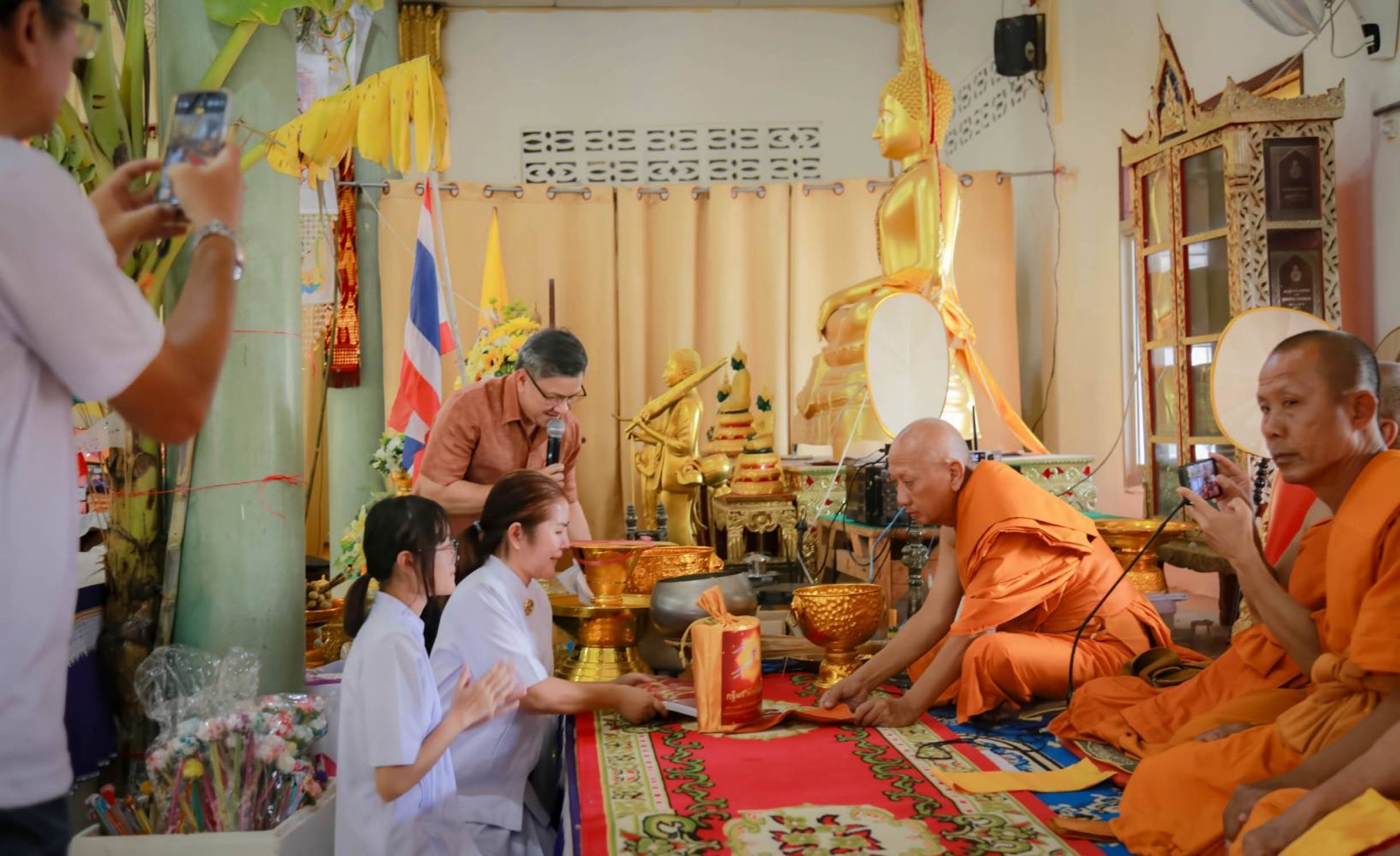 ภาพการถวายปัจจัยวัดโปร่งเก่าพลอยเจริญ