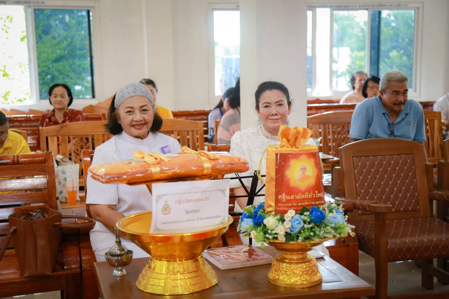 ภาพหมู่ถือพานถวายปัจจัยวัดโปร่งเก่าพลอยเจริญ