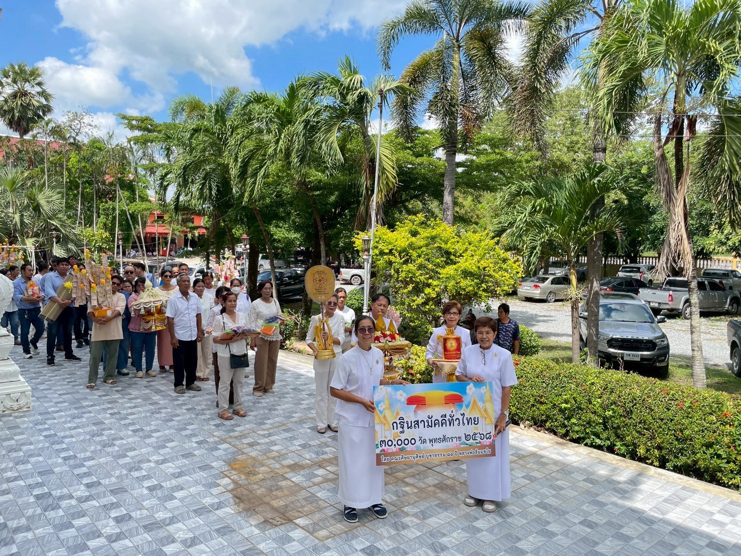 ภาพร่วมขบวนกฐินวัดหนองกระทุ่ม