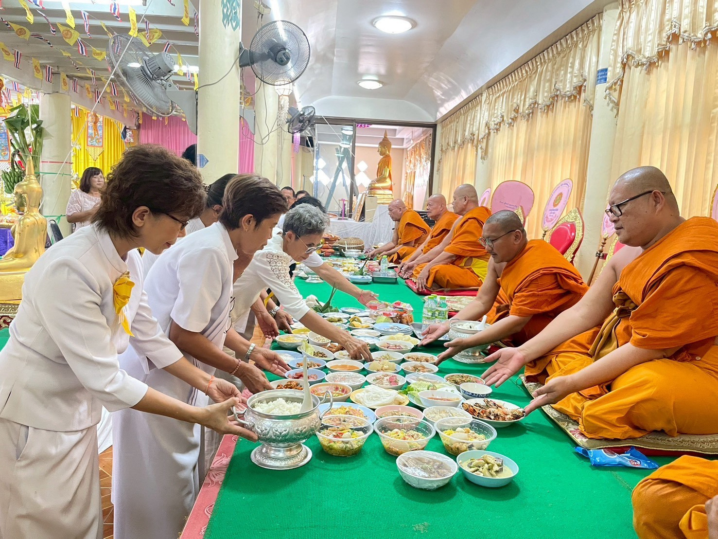 ภาพร่วมพิธีกรรมวัดหนองกระทุ่ม