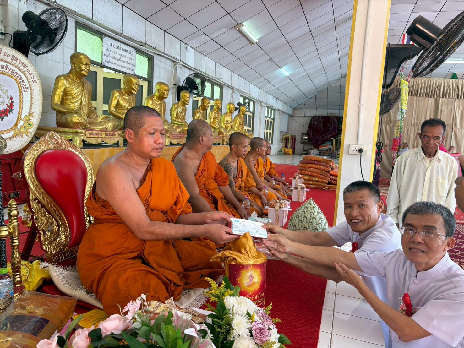 ภาพการถวายปัจจัยวัดดงบ้านกร่าง