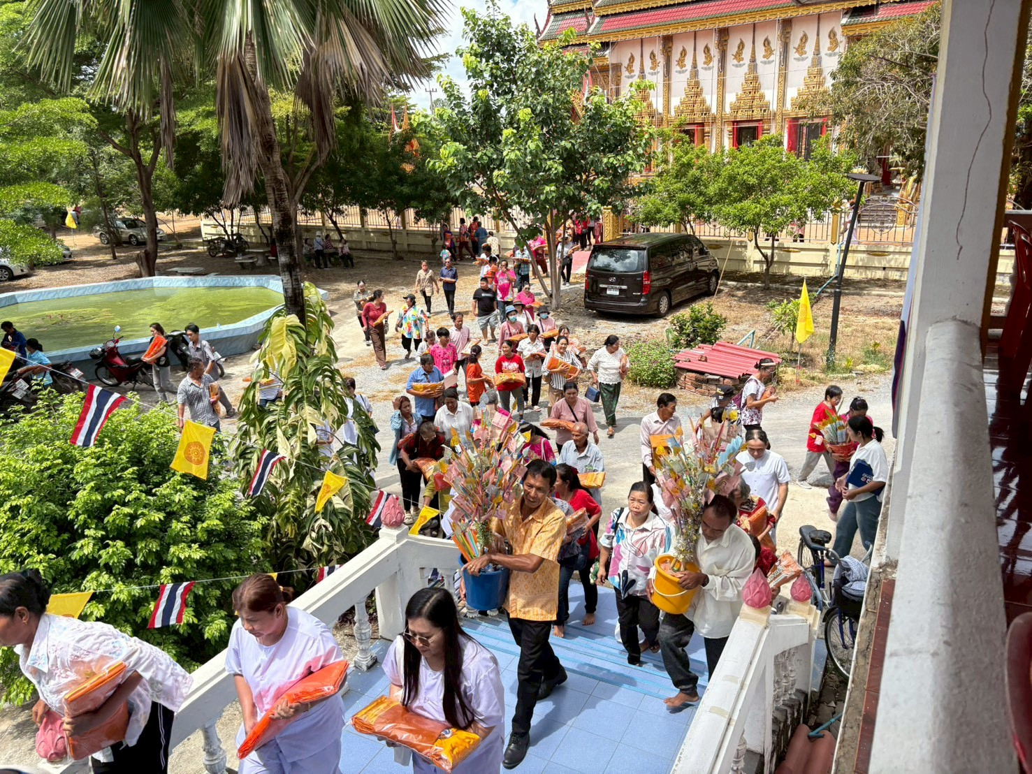 ภาพร่วมขบวนกฐินวัดดงบ้านกร่าง