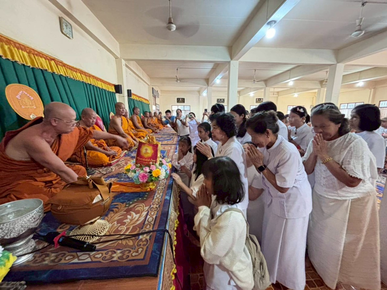 ภาพร่วมพิธีกรรมวัดราษฎร์ศรัทธาทำ