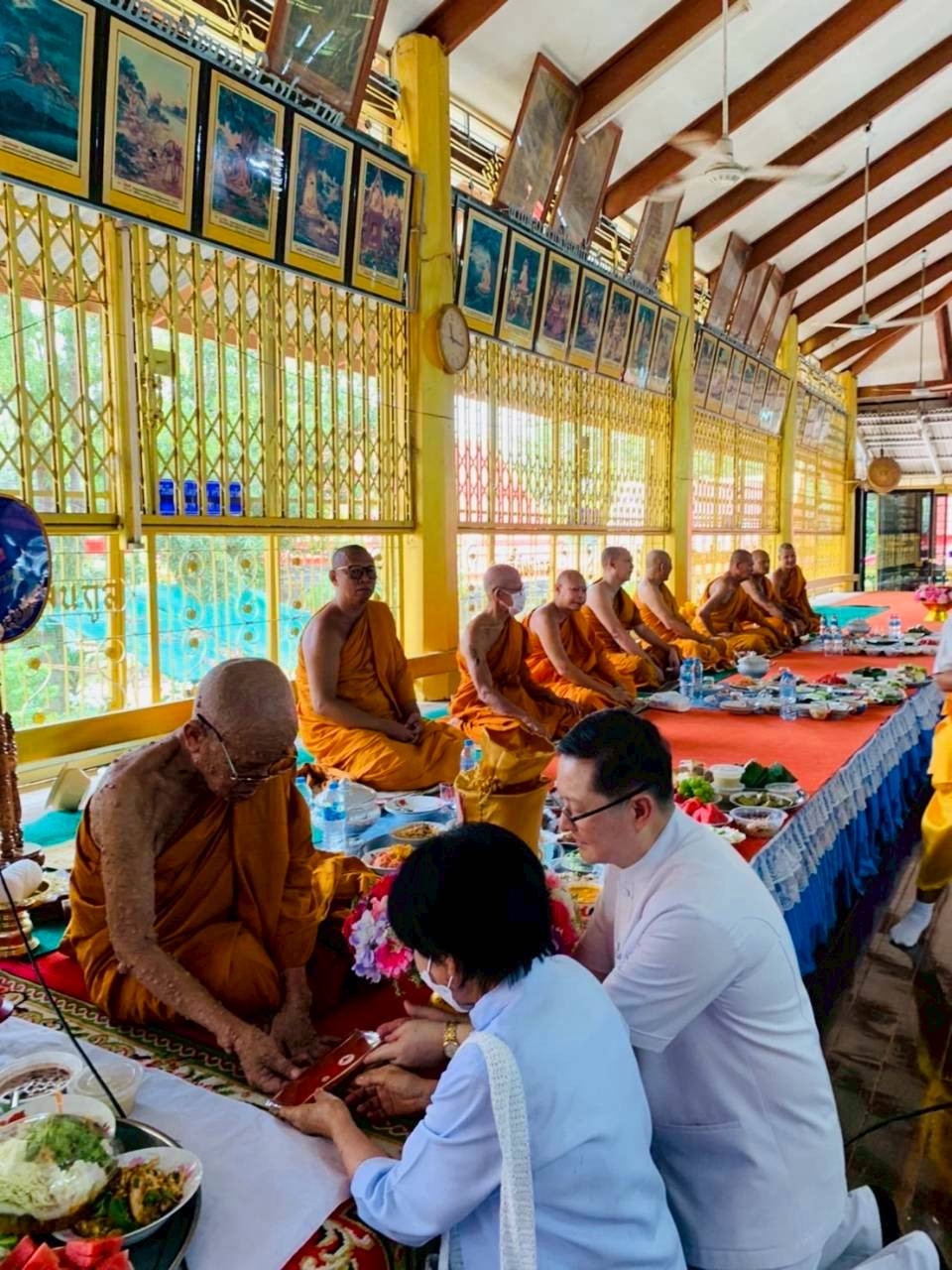 ภาพการถวายปัจจัยวัดเสฐียรวัฒนดิษฐ์