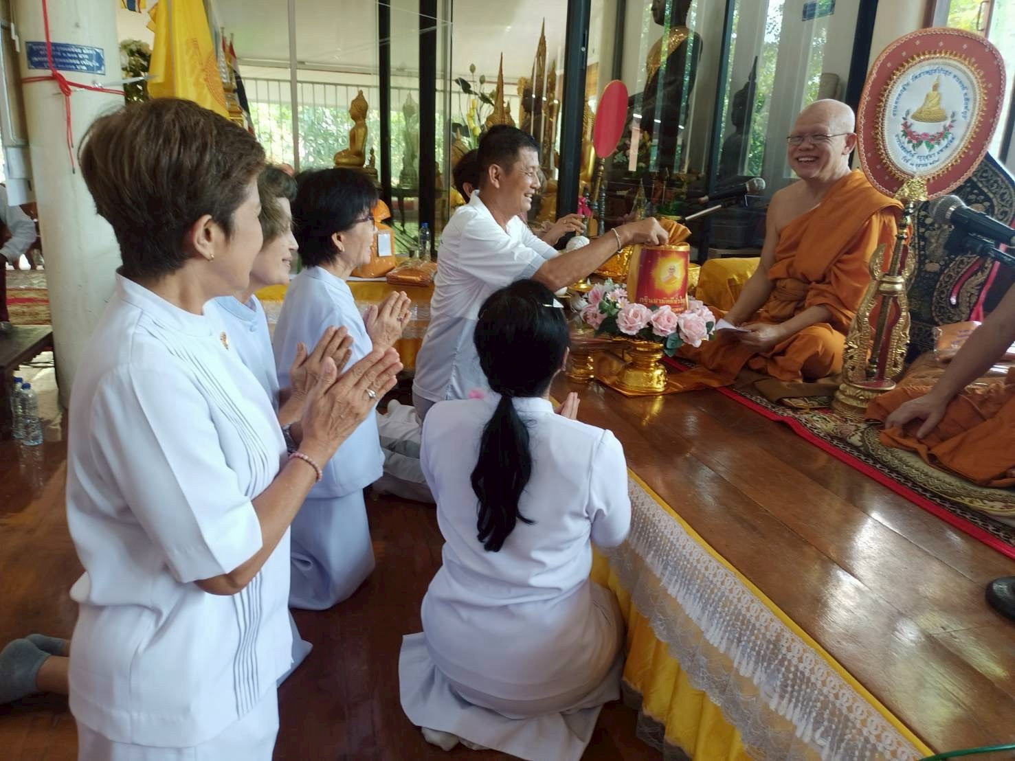 ภาพการถวายปัจจัยวัดราษฎร์บำรุง