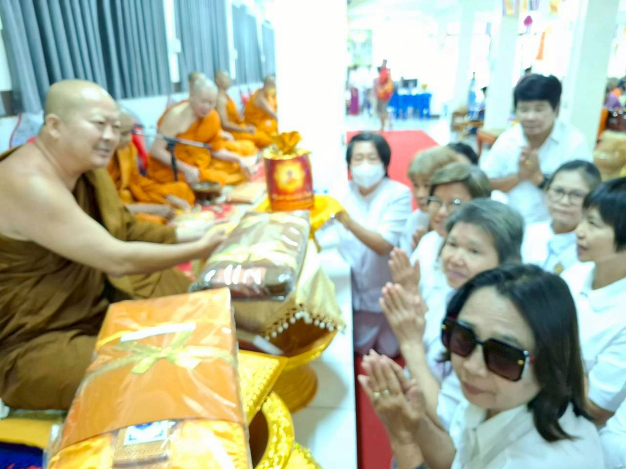 ภาพการถวายปัจจัยวัดอุตมพิชัย