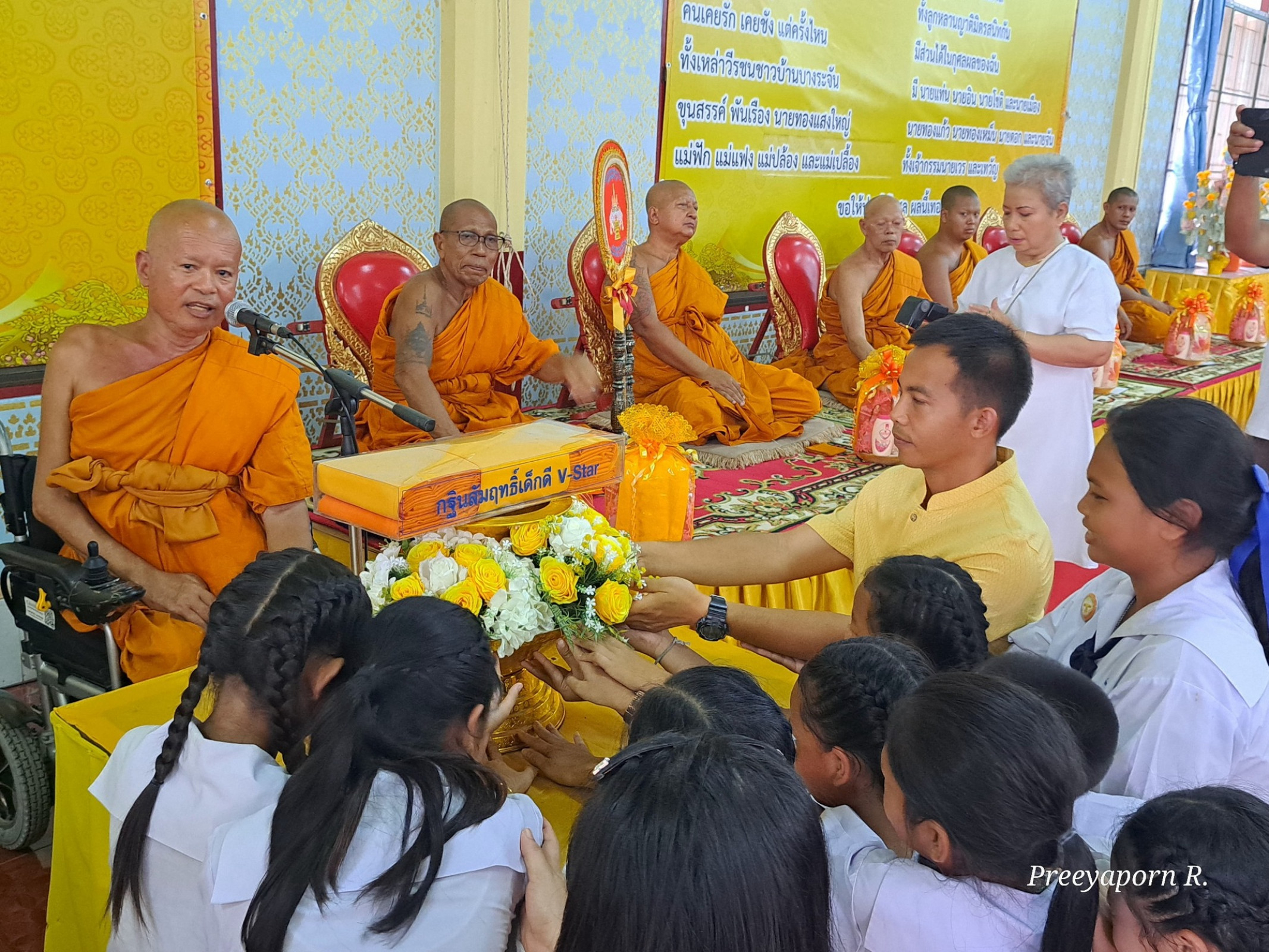 ภาพการถวายปัจจัยวัดสิงห์สุทธาวาส