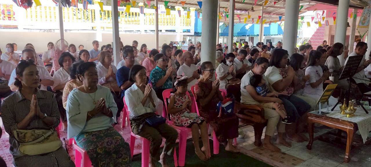 ภาพร่วมพิธีกรรมวัดมงกุฏแก้ว