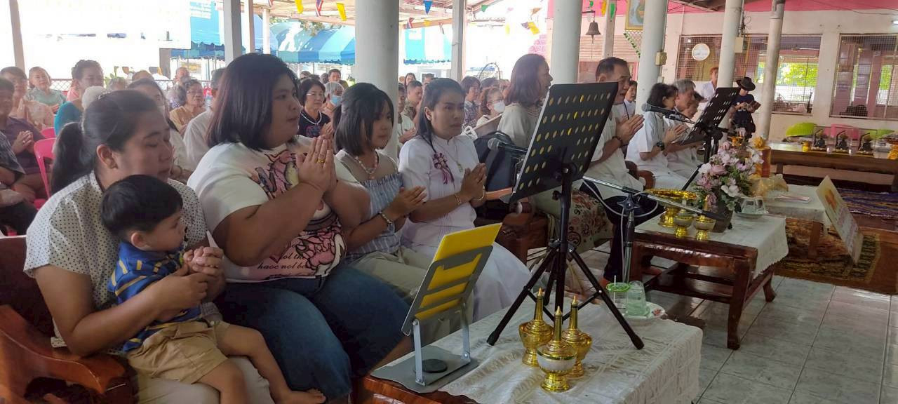 ภาพร่วมพิธีกรรมวัดมงกุฏแก้ว