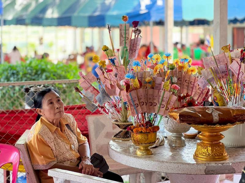 ภาพร่วมพิธีกรรมวัดมงกุฏแก้ว