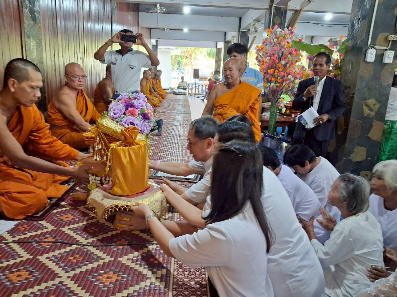 ภาพการถวายปัจจัยวัดวังกระจับ