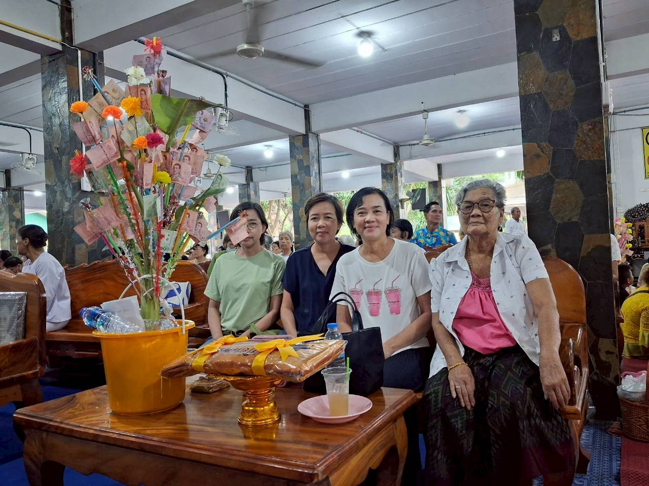 ภาพร่วมพิธีกรรมวัดวังกระจับ