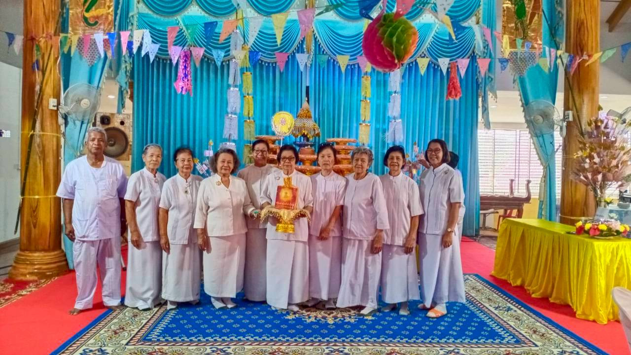 ภาพหมู่ถือพานถวายปัจจัยวัดจำปาทอง