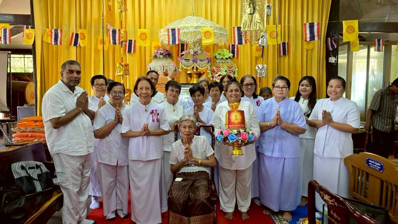 ภาพหมู่ถือพานถวายปัจจัยวัดบางปูน