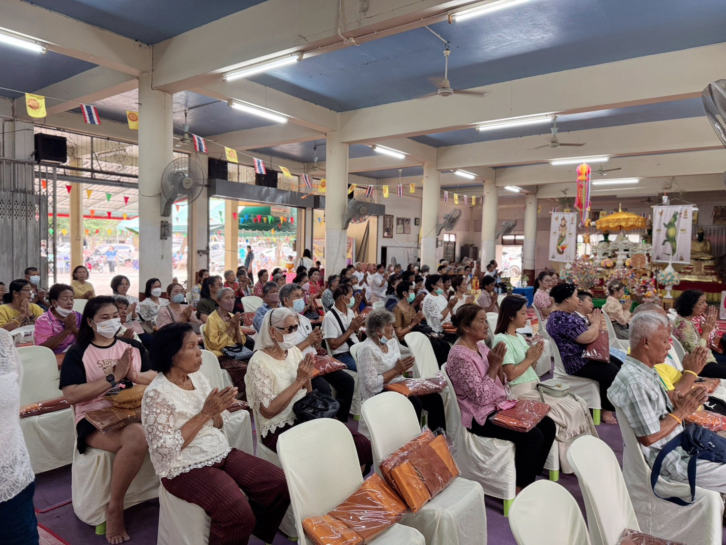 ภาพร่วมพิธีกรรมวัดโพธิ์ข้าวผอก