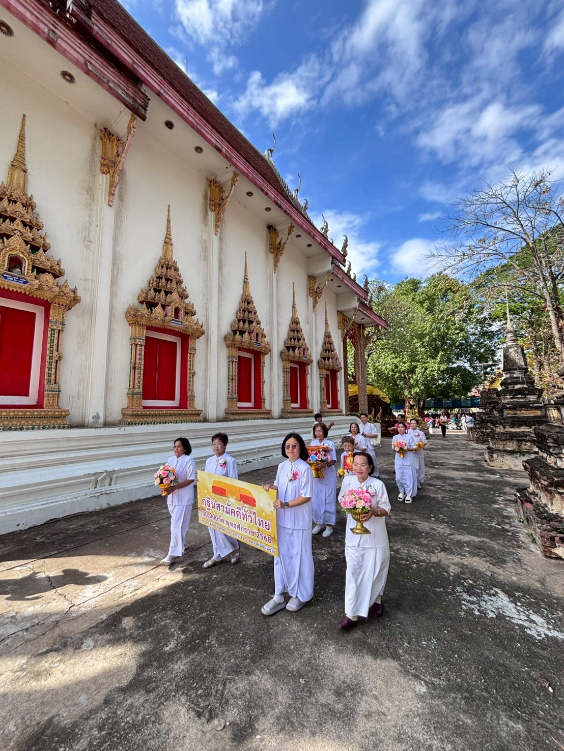 ภาพร่วมขบวนกฐินวัดกลาง