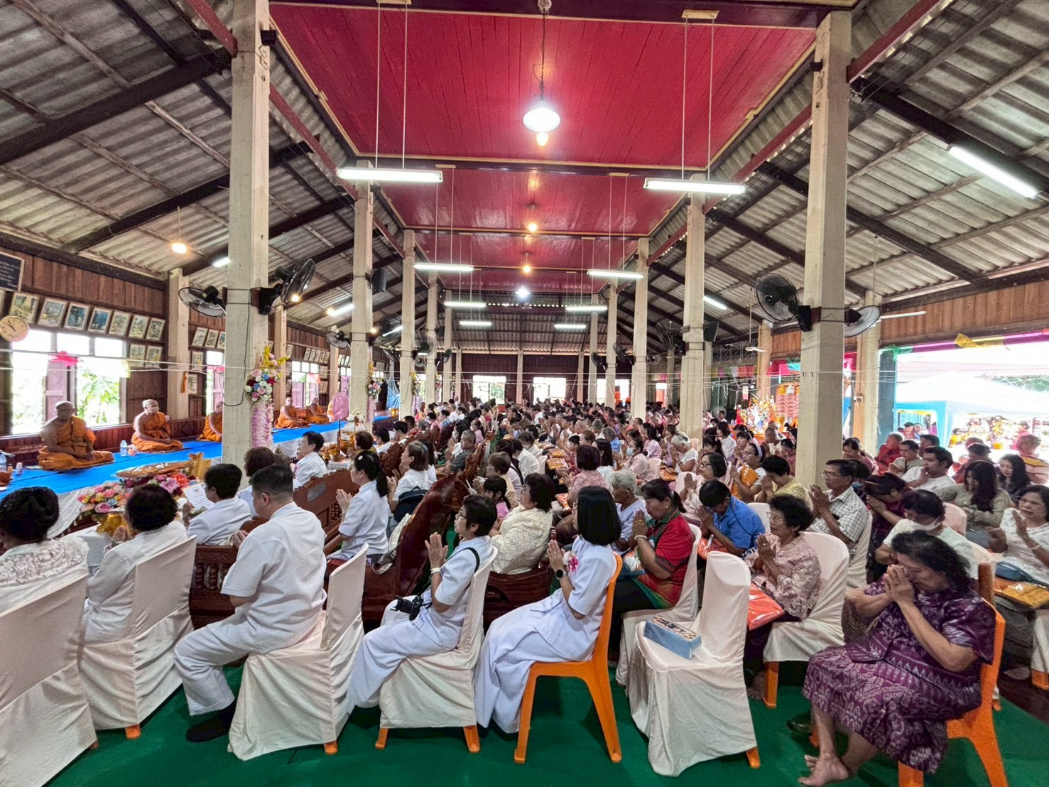 ภาพร่วมพิธีกรรมวัดกลาง