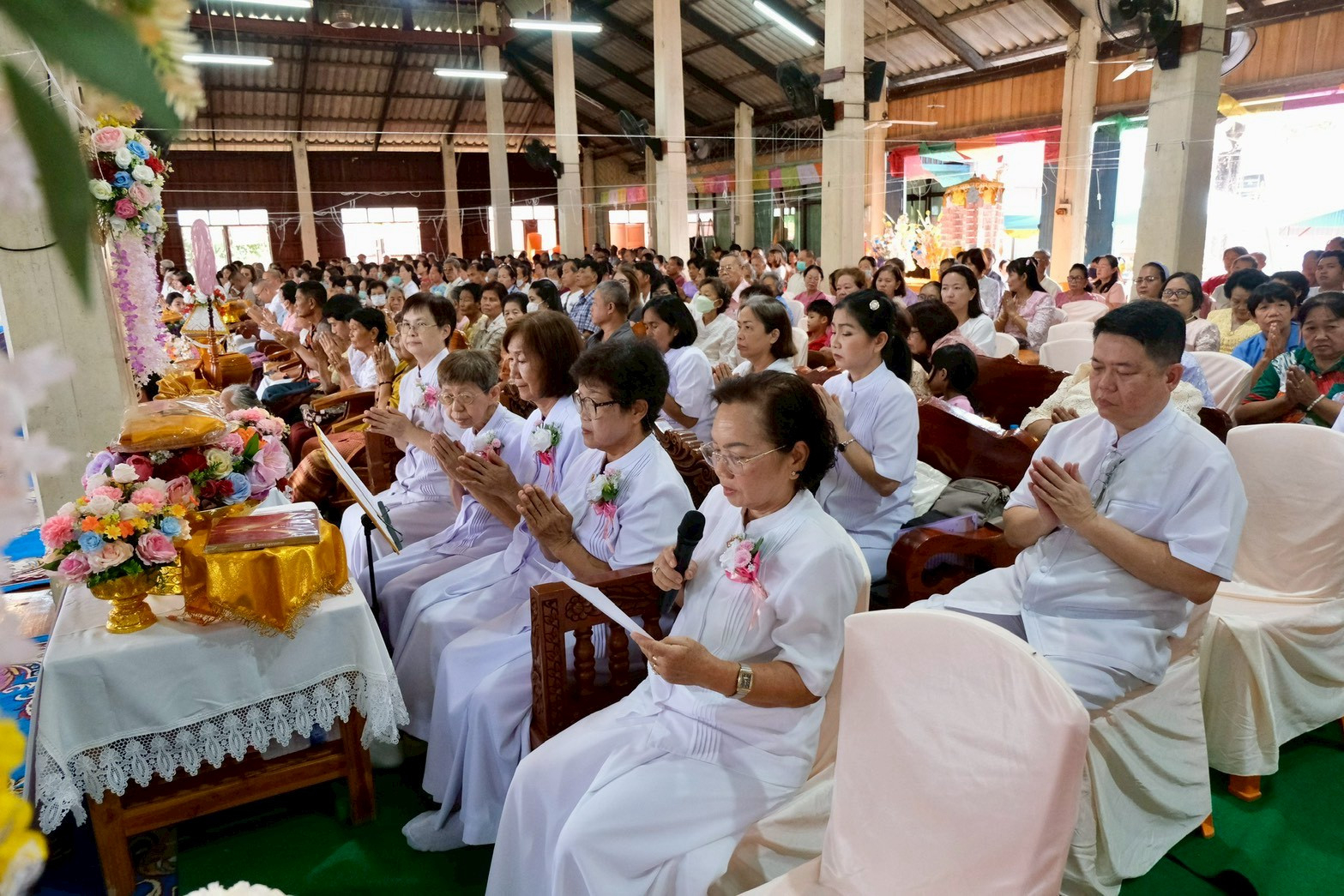 ภาพร่วมพิธีกรรมวัดกลาง