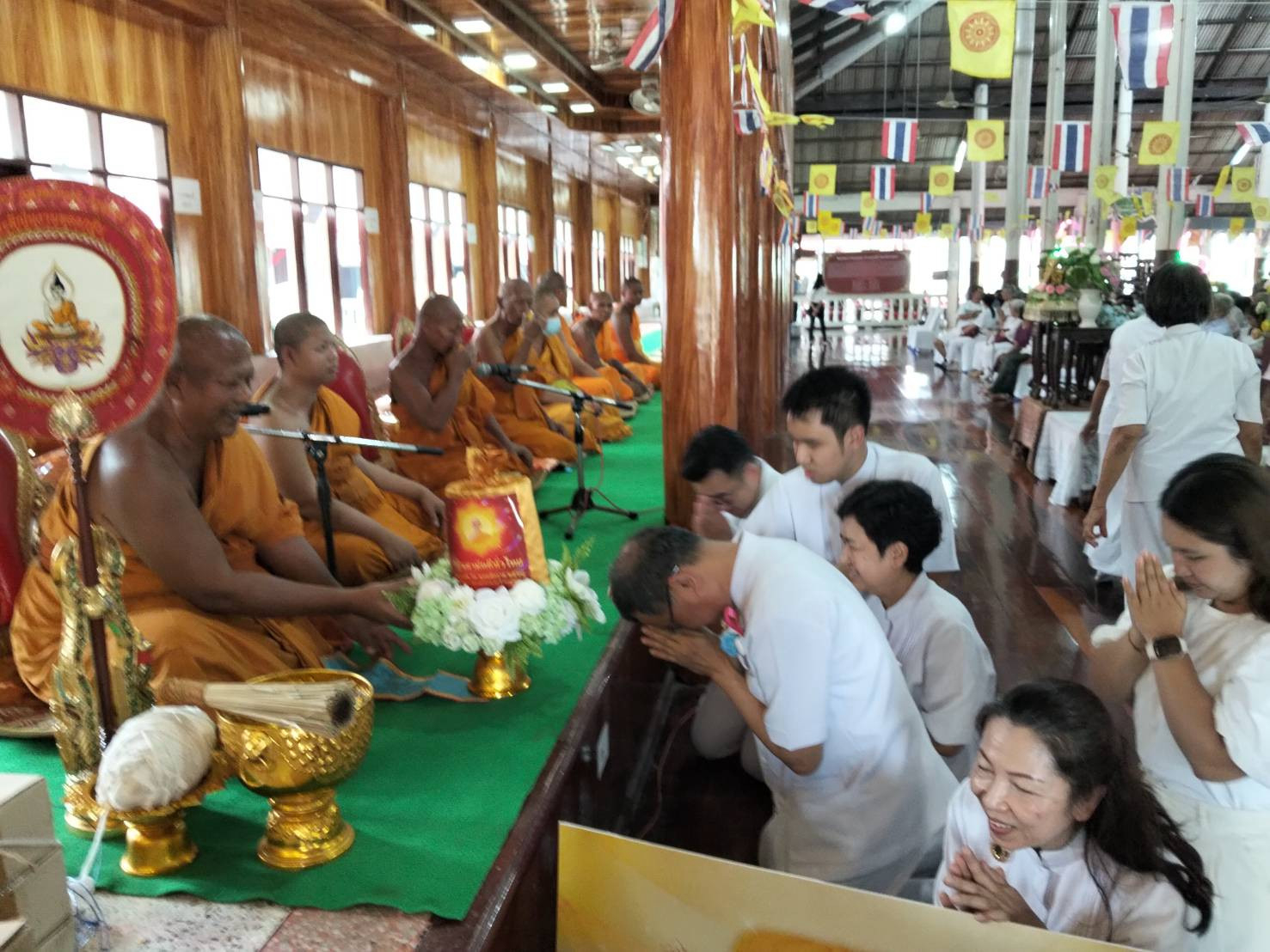 ภาพการถวายปัจจัยวัดสามขาว