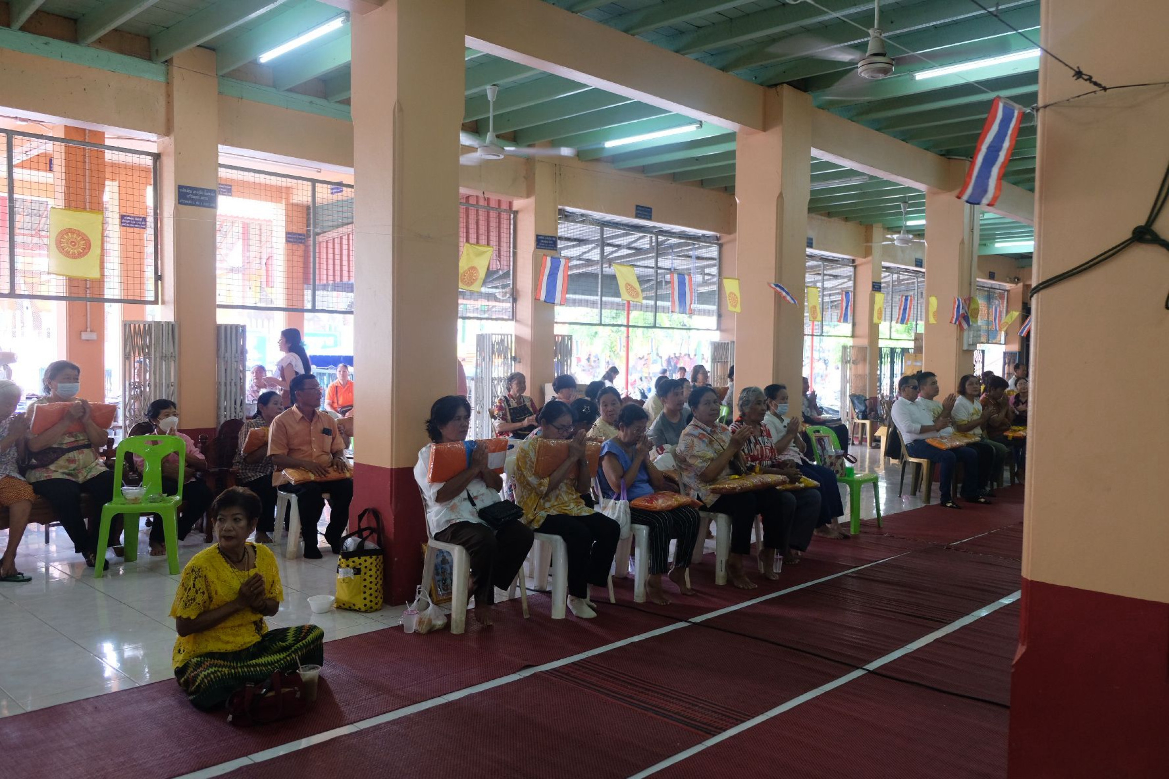 ภาพร่วมพิธีกรรมวัดสีบัวทอง