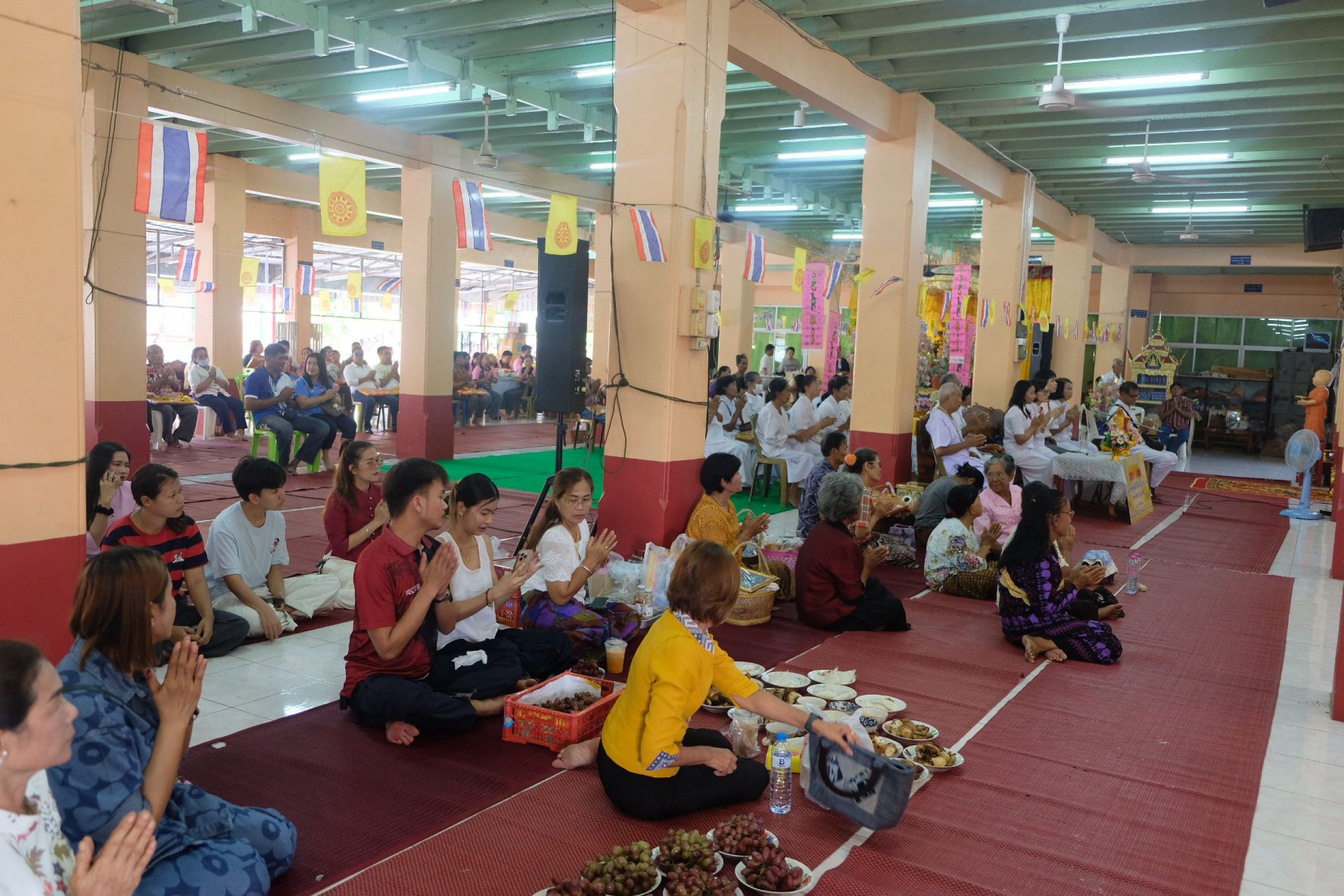 ภาพร่วมพิธีกรรมวัดสีบัวทอง