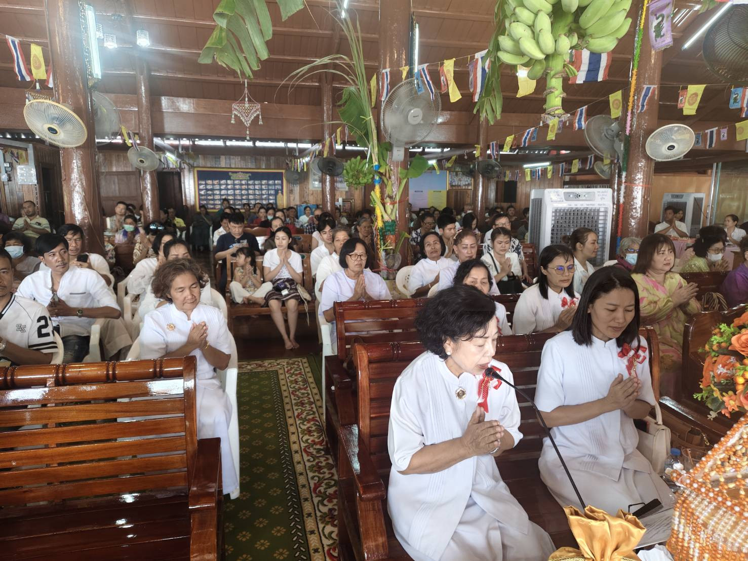ภาพร่วมพิธีกรรมวัดลิ้นทอง
