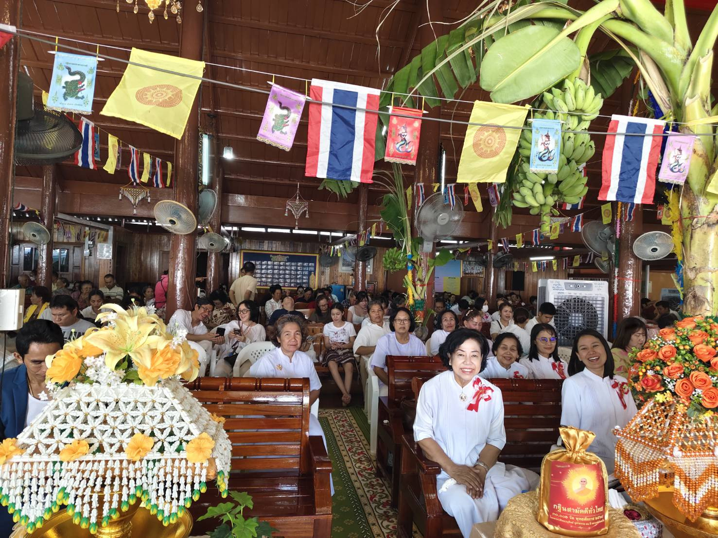 ภาพร่วมพิธีกรรมวัดลิ้นทอง