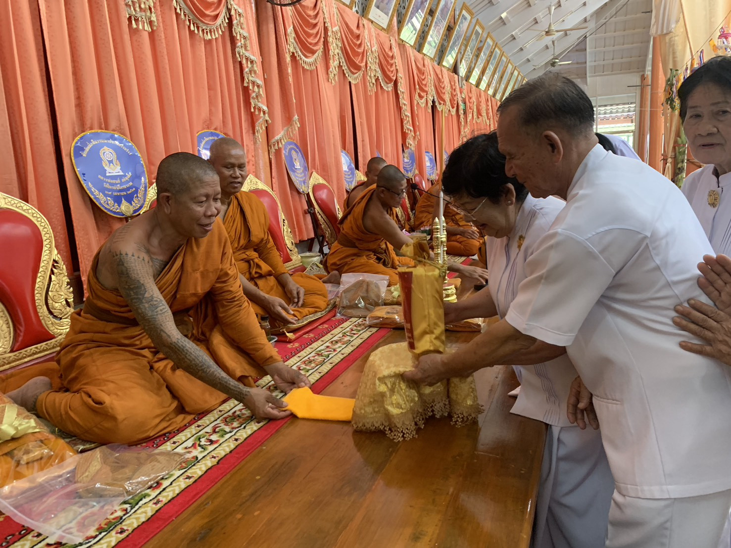 ภาพการถวายปัจจัยวัดไทรย์นิโคธาราม