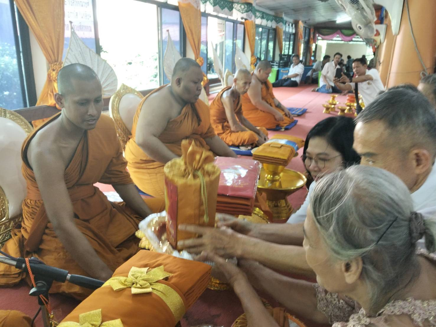 ภาพการถวายปัจจัยวัดวงษ์สุวรรณ