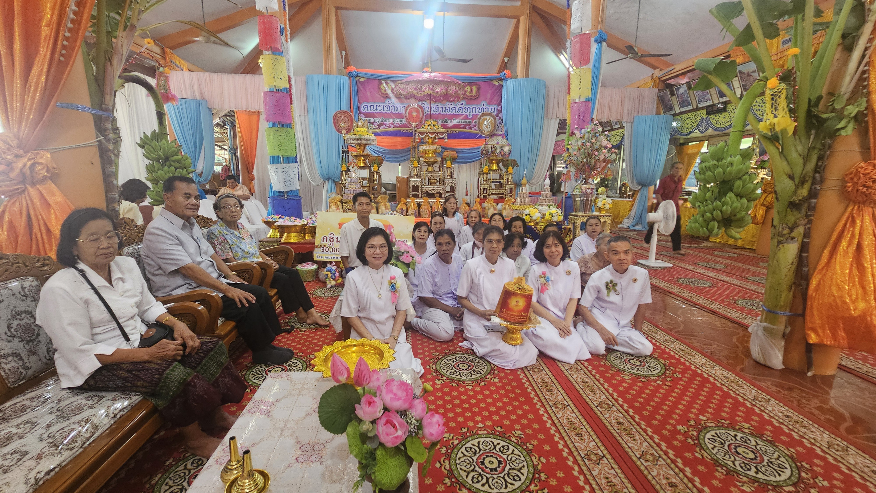 ภาพหมู่ถือพานถวายปัจจัยวัดวงษ์สุวรรณ