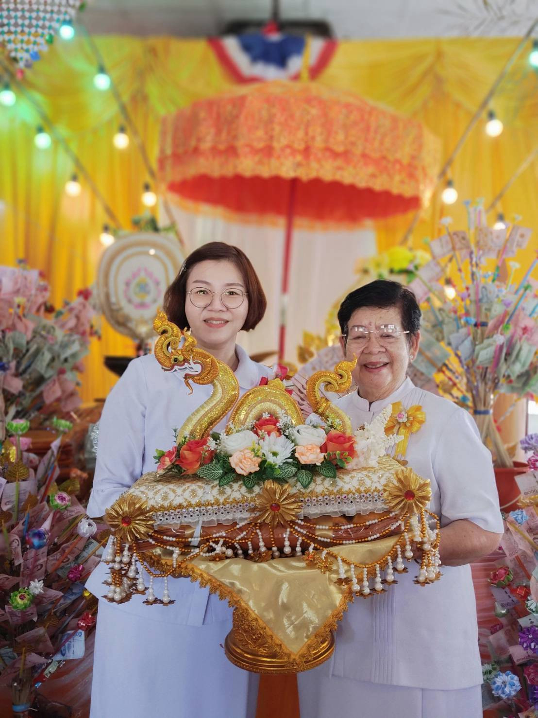 ภาพหมู่ถือพานถวายปัจจัยวัดปทุมคงคา(ประทุมคงคาราม)