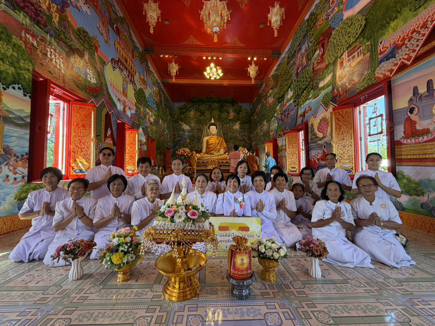 ภาพหมู่ถือพานถวายปัจจัยวัดโบสถ์สายทอง