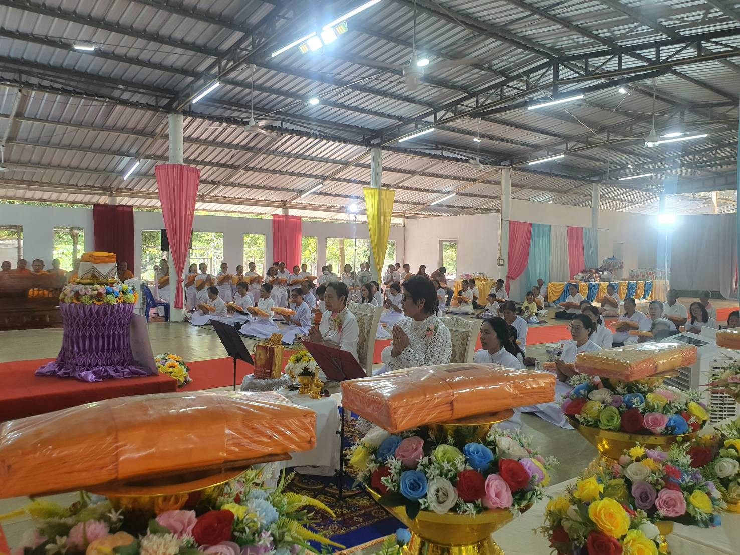 ภาพร่วมพิธีกรรมศูนย์ปฏิบัติธรรมวังโป่ง