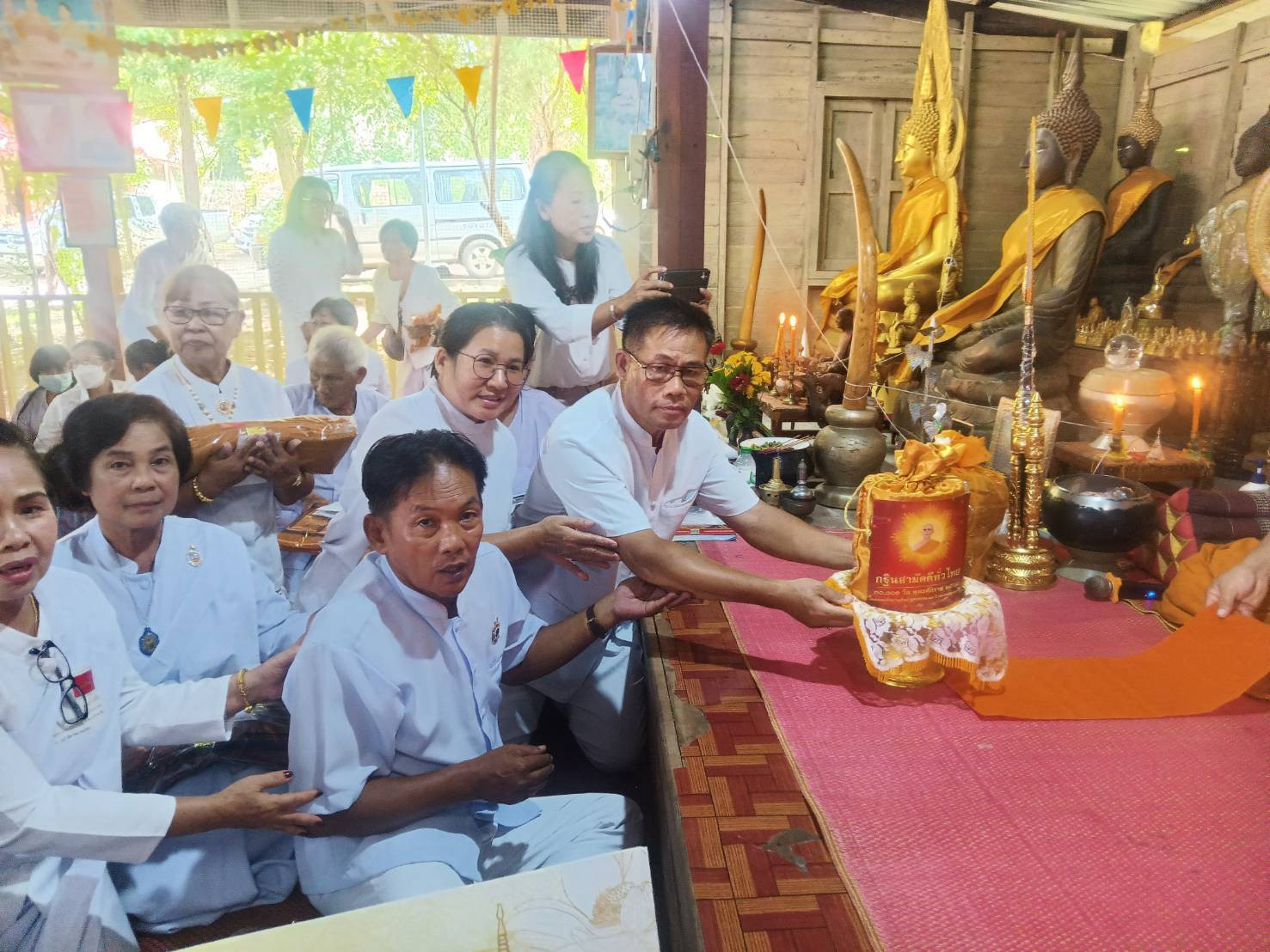 ภาพการถวายปัจจัยวัดซับลิ้นทอง