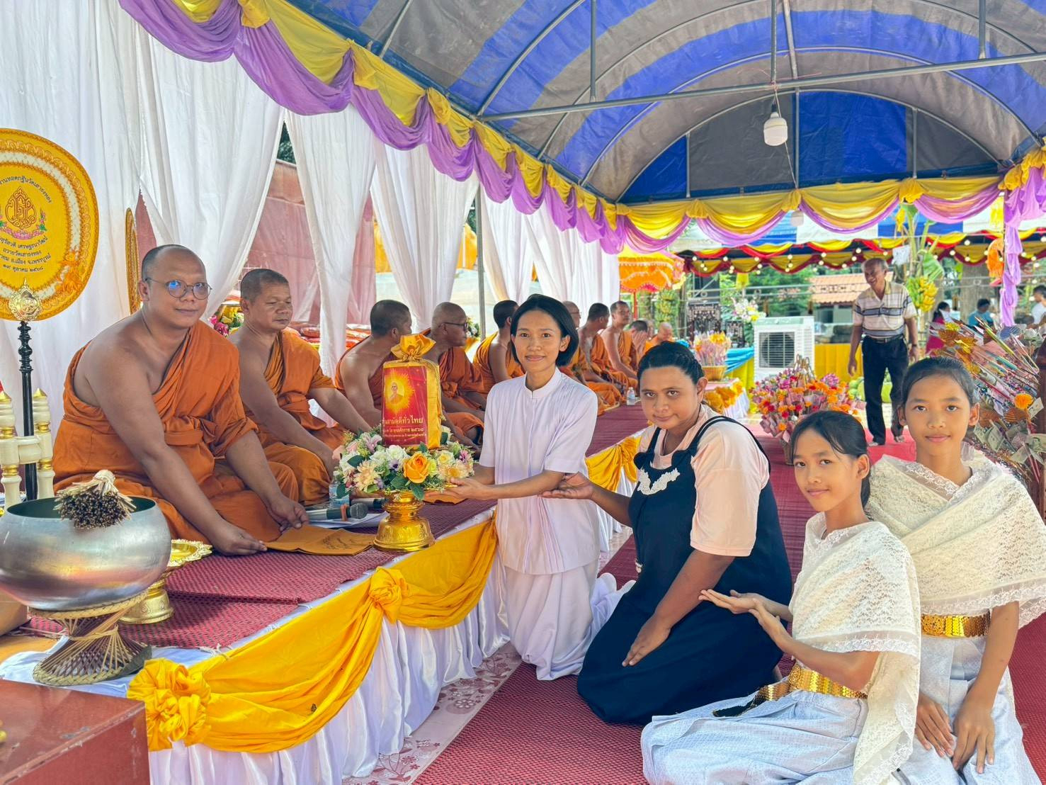 ภาพการถวายปัจจัยวัดเสาธงทอง