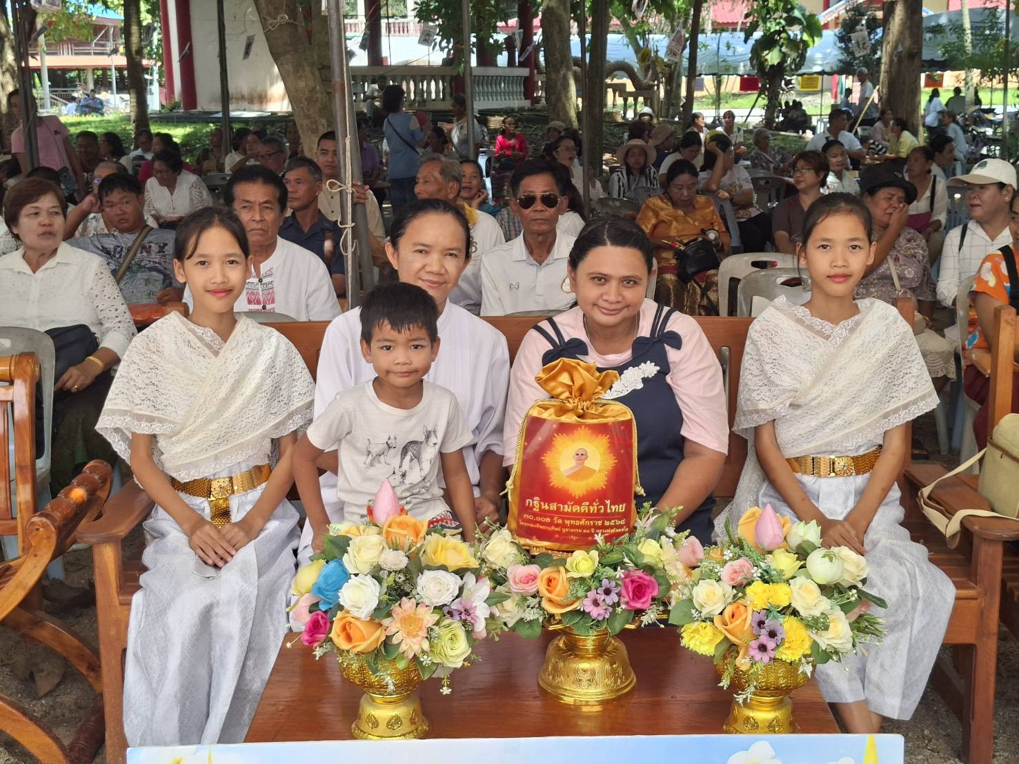 ภาพหมู่ถือพานถวายปัจจัยวัดเสาธงทอง