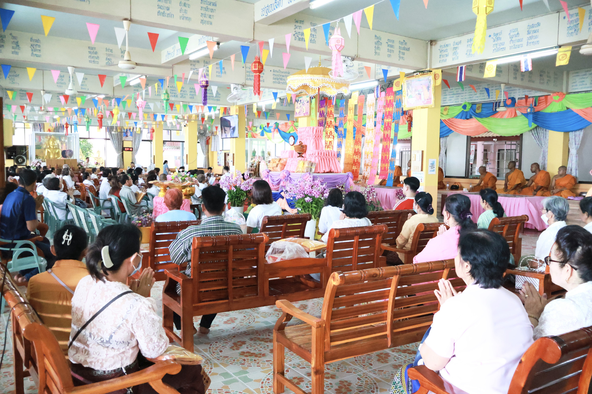 ภาพร่วมพิธีกรรมวัดนราภิรมย์