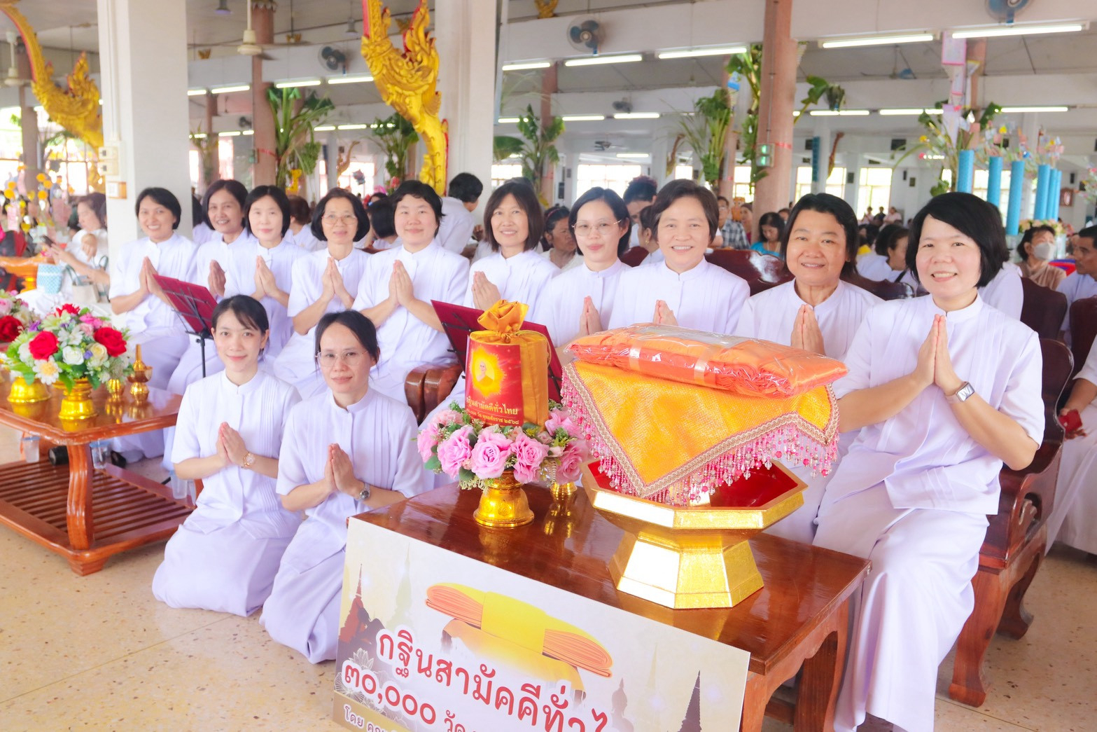 ภาพหมู่ถือพานถวายปัจจัยวัดรางกำหยาด