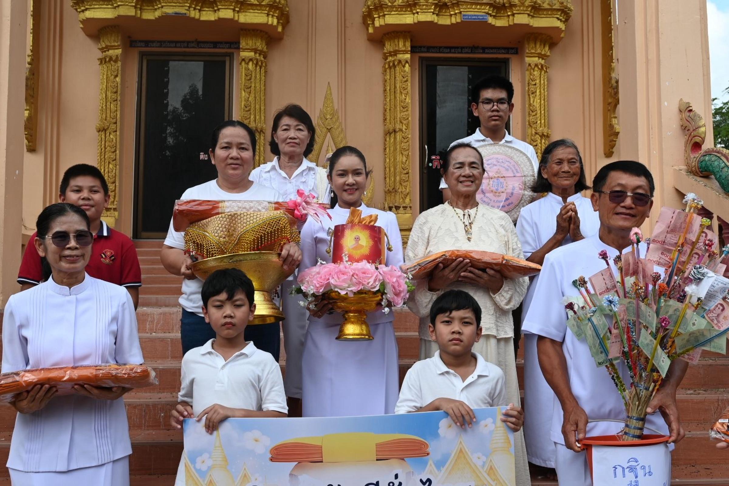ภาพหมู่ถือพานถวายปัจจัยวัดหนองเจริญธรรม (หนองเขมร)