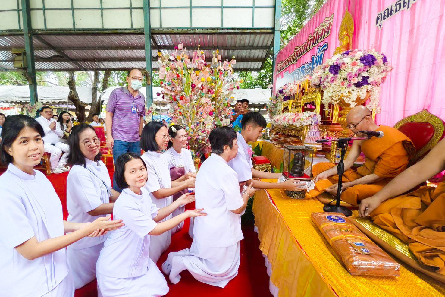 ภาพการถวายปัจจัยวัดห้วยจระเข้