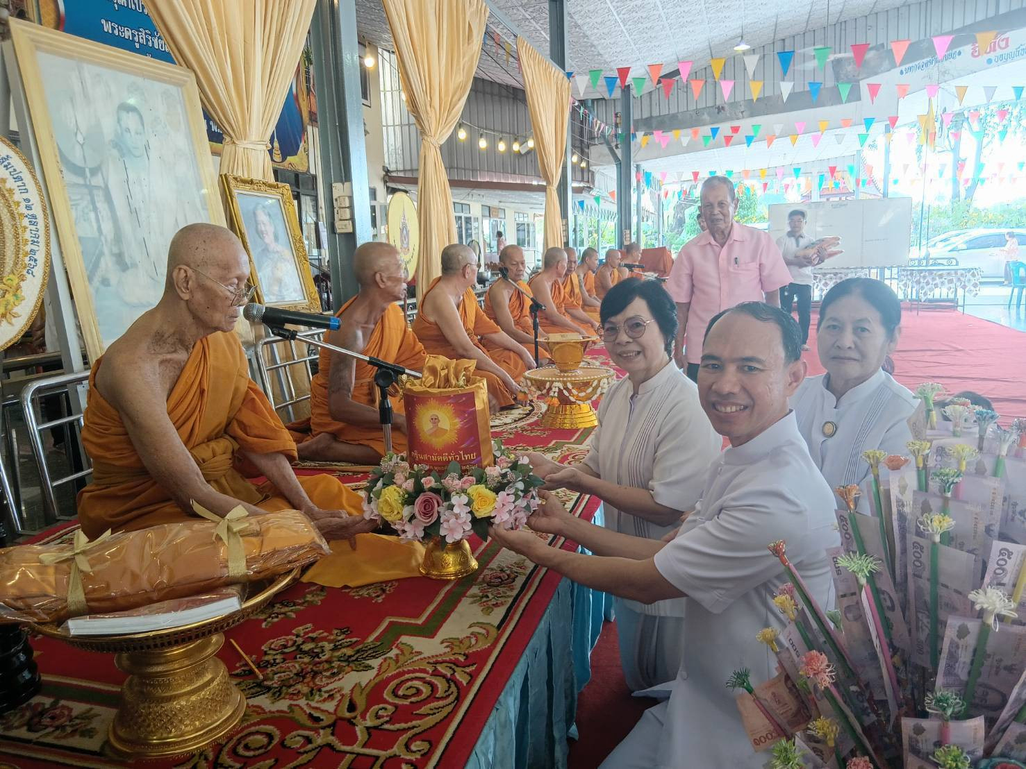 ภาพการถวายปัจจัยวัดสัมปตาก