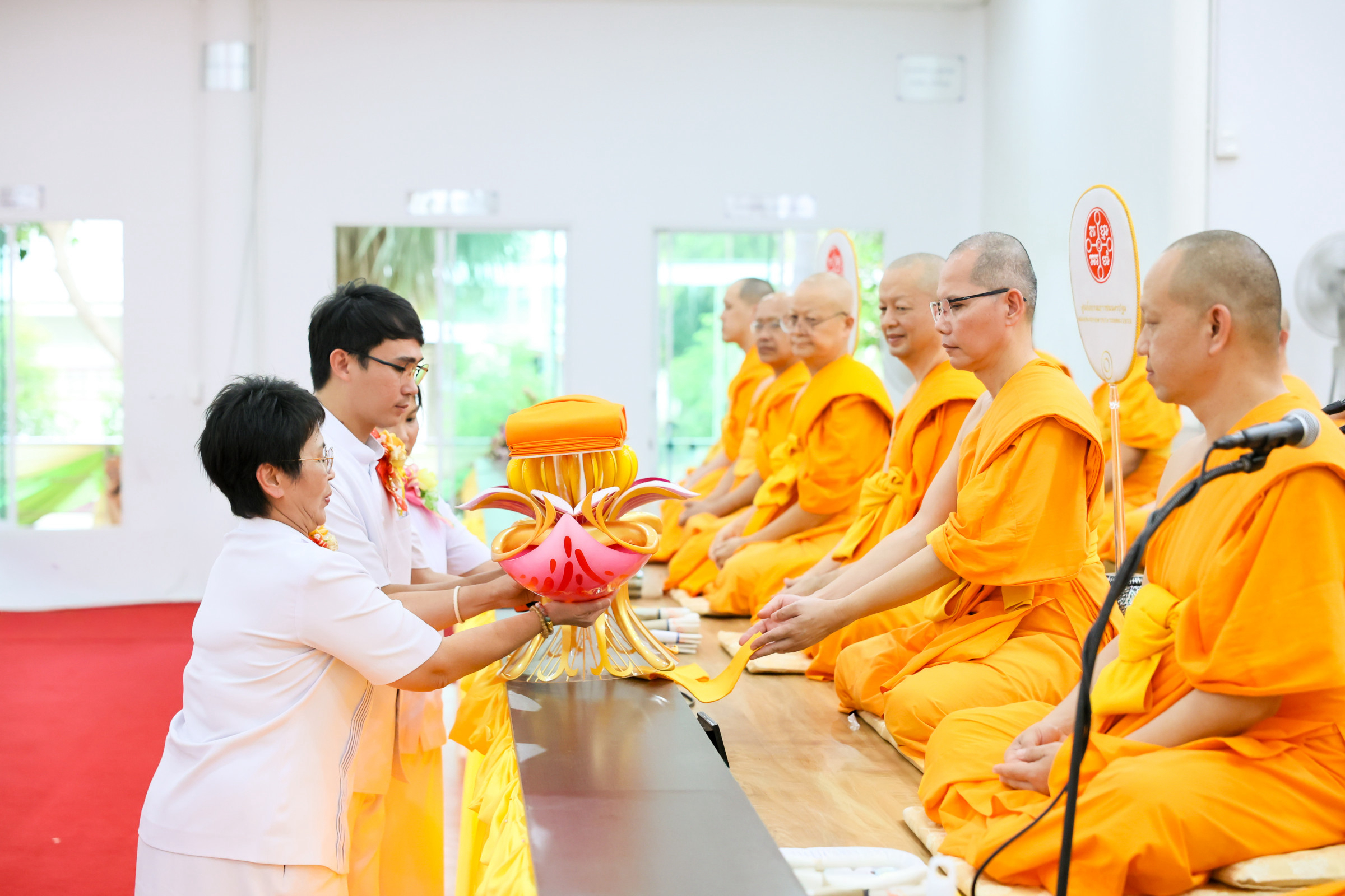 ภาพการถวายปัจจัยศูนย์อบรมเยาวชนนครปฐม