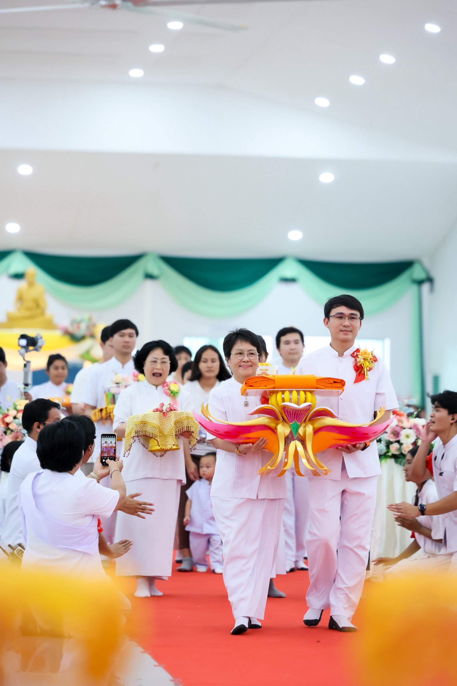 ภาพหมู่ถือพานถวายปัจจัยศูนย์อบรมเยาวชนนครปฐม